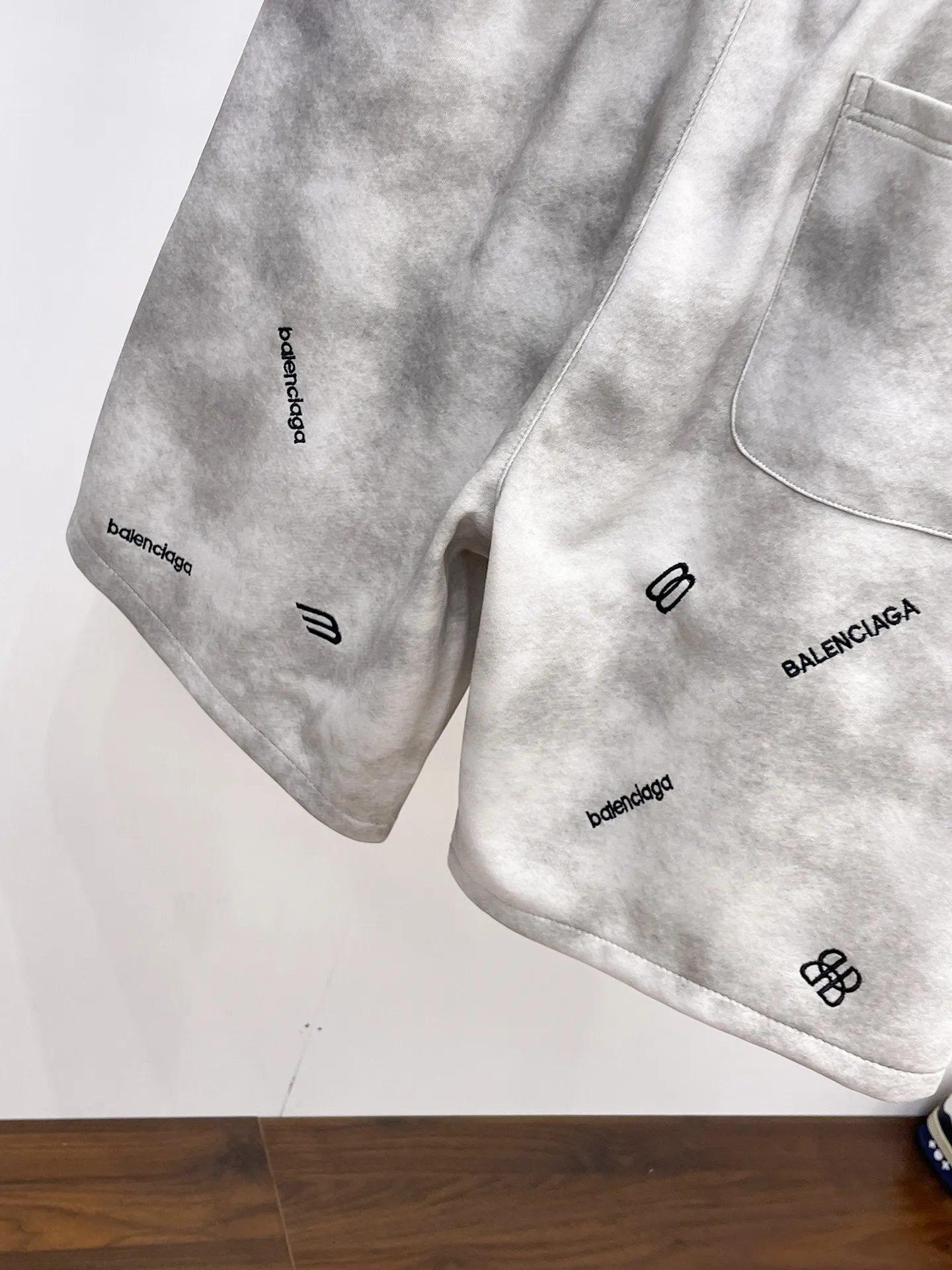 Balenciaga's three-standard complete 2026 summer New Arrival men's casual shorts, advanced custom-made Breathable fabric, Breathable fabric, extremely stretchy and comfortable, impeccable details, top-grade accessories, original logo design concept, delicate and soft feel! The upper body fit is awesome! Size: M-XXXL Please state your height and weight when ordering